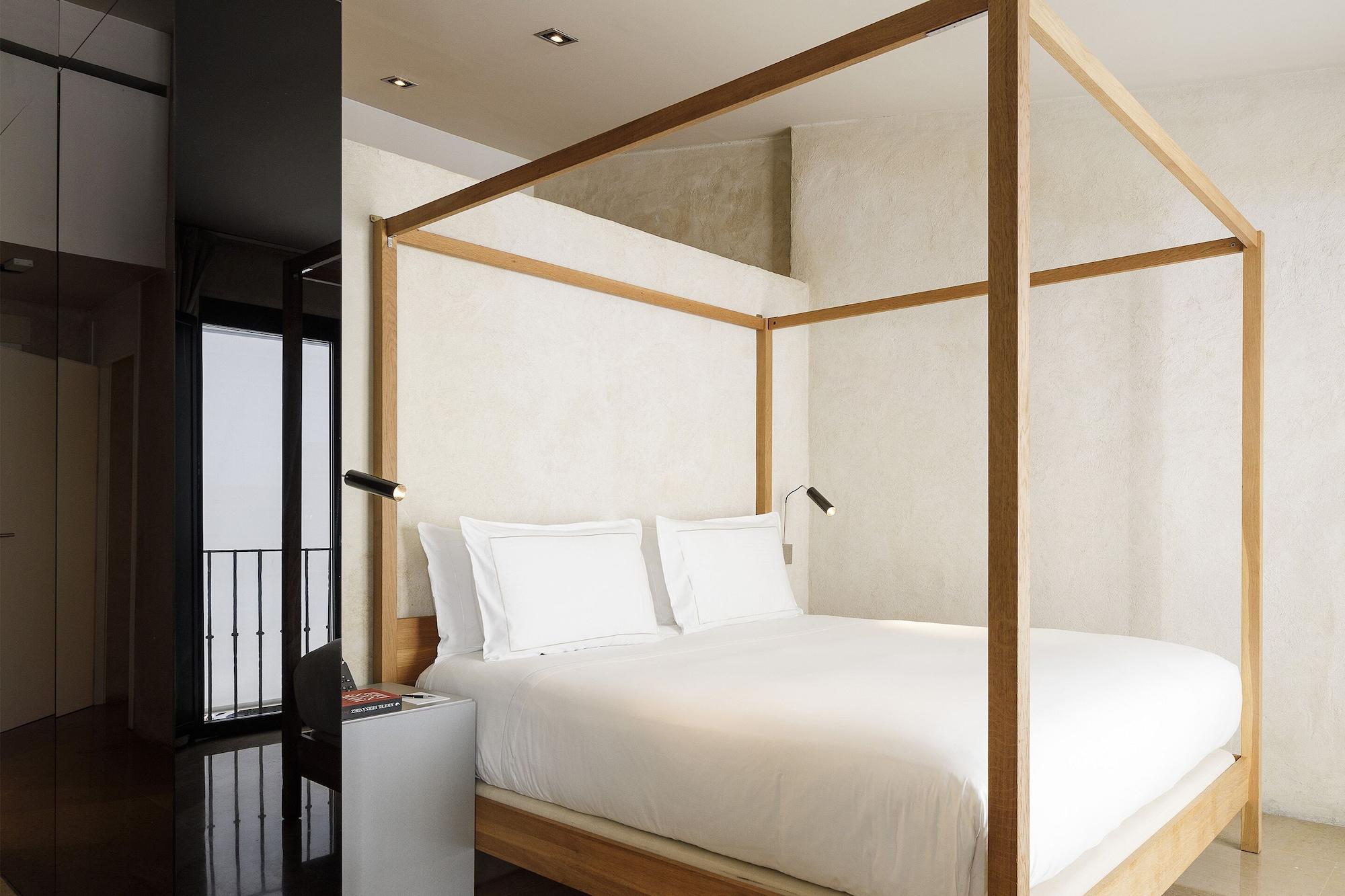 Eme カテドラル ホテル セビリア エクステリア 写真 A bedroom at the hotel