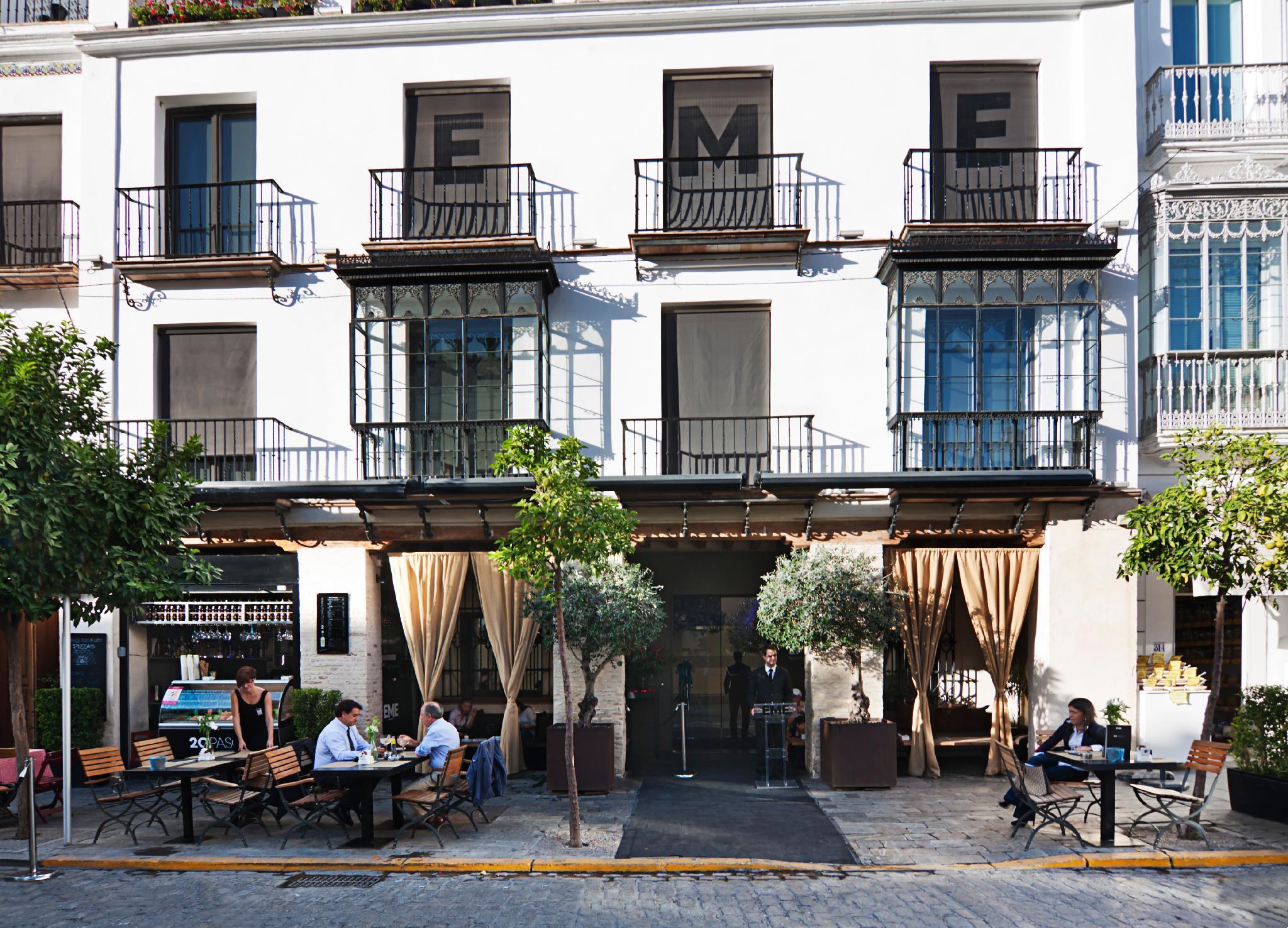 Eme カテドラル ホテル セビリア エクステリア 写真 A typical café in Seville