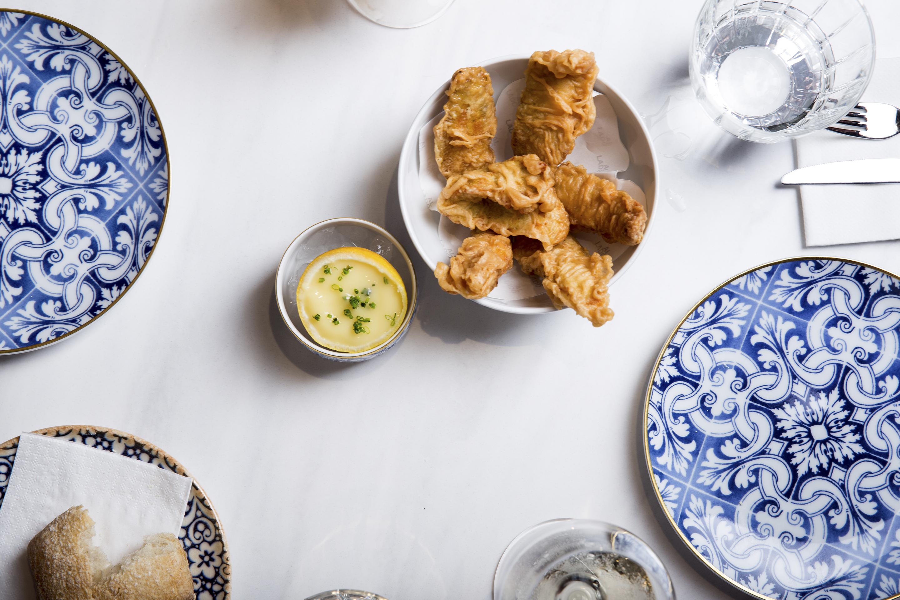 Eme カテドラル ホテル セビリア エクステリア 写真 Fried chicken at the restaurant