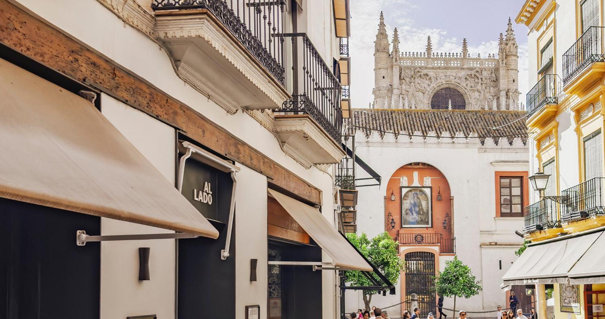 Eme カテドラル ホテル セビリア エクステリア 写真 A shop in Granada, Spain