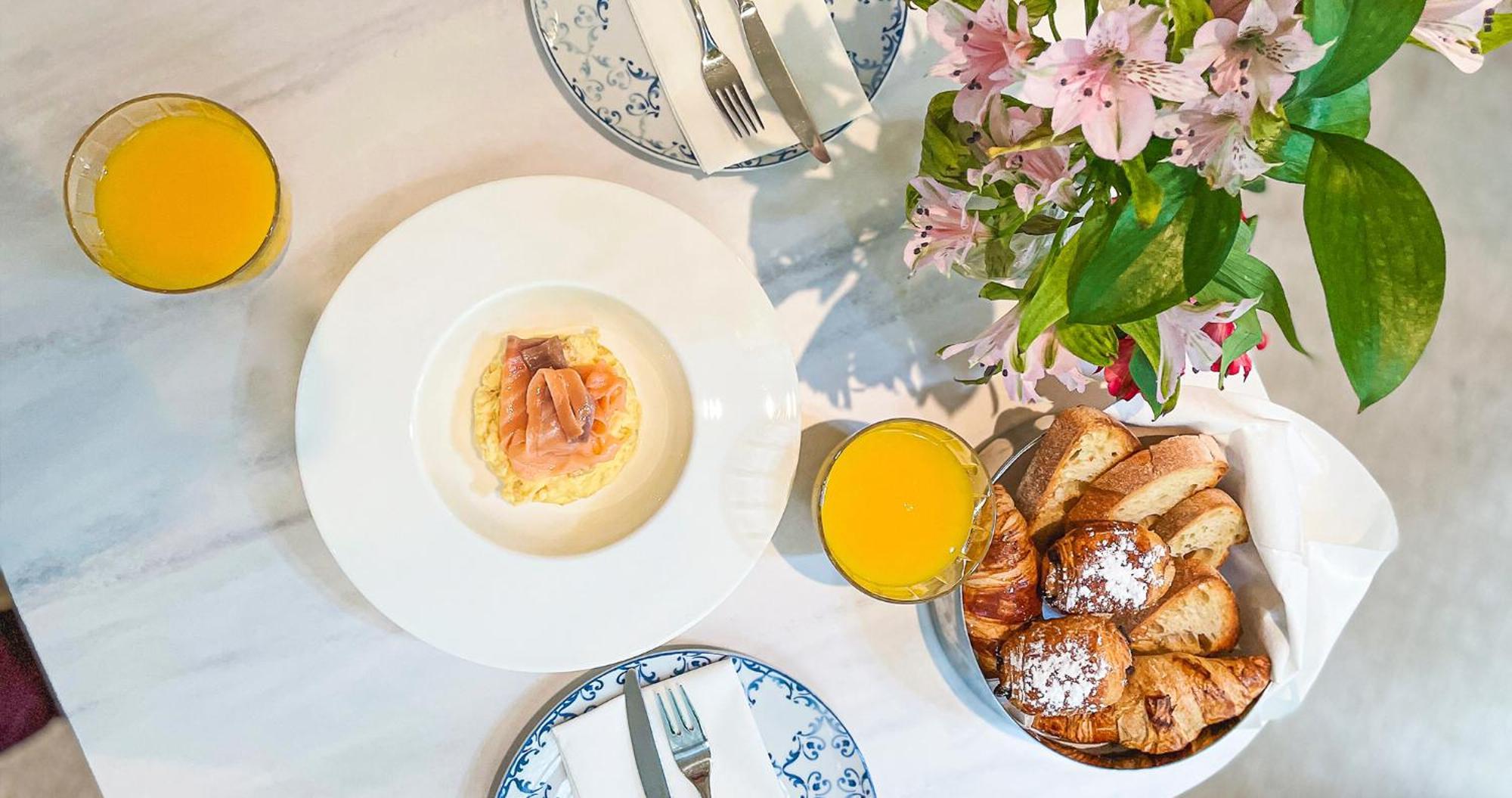 Eme カテドラル ホテル セビリア エクステリア 写真 A breakfast at the hotel