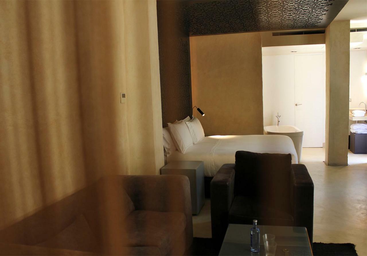Eme カテドラル ホテル セビリア エクステリア 写真 A room at the hotel