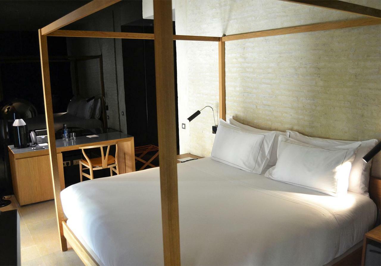 Eme カテドラル ホテル セビリア エクステリア 写真 A room at the hotel