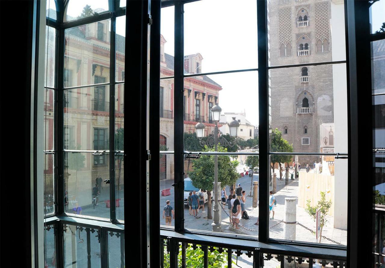Eme カテドラル ホテル セビリア エクステリア 写真 A window in the house of Picasso in Barcelona
