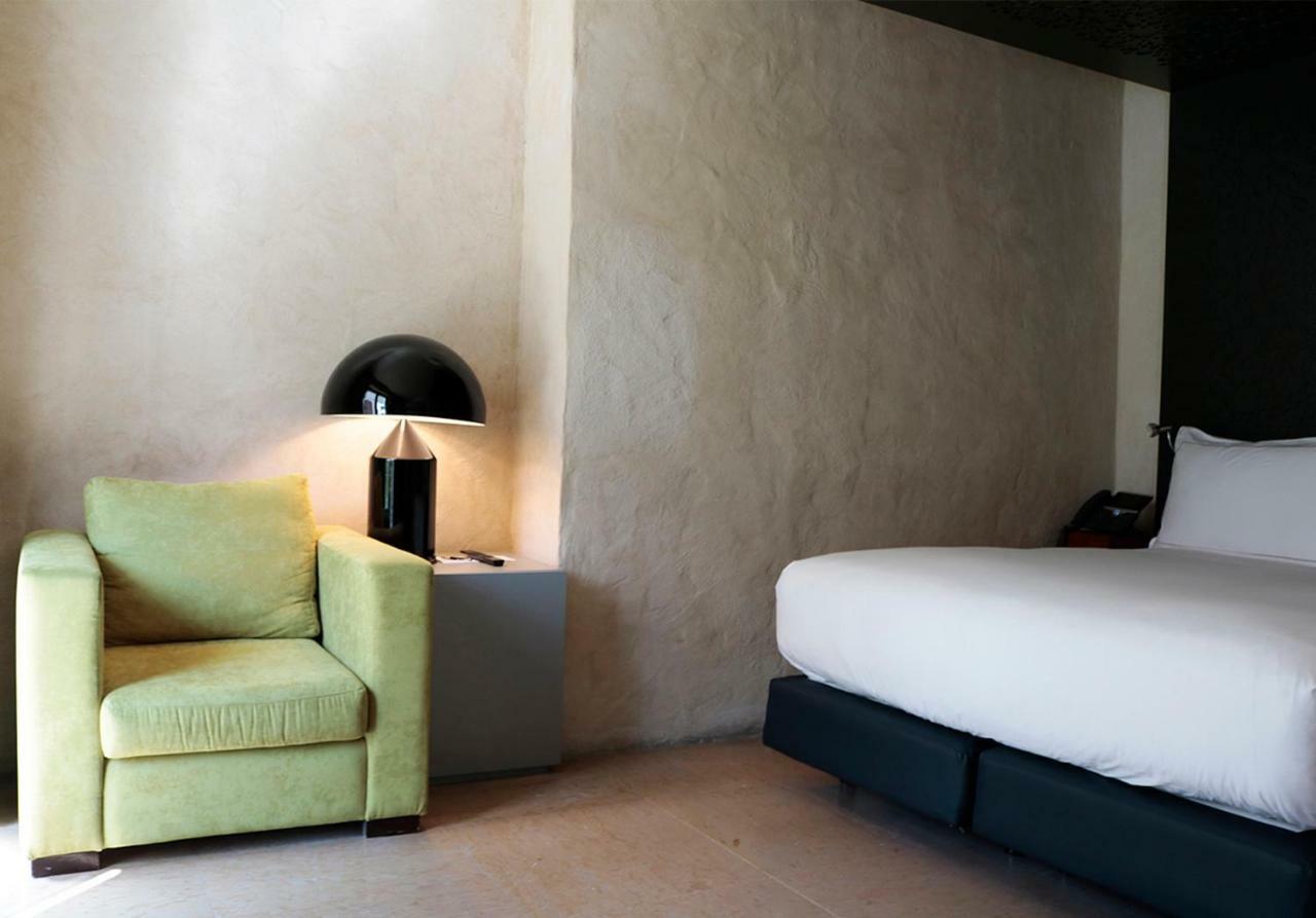 Eme カテドラル ホテル セビリア エクステリア 写真 A room at the hotel
