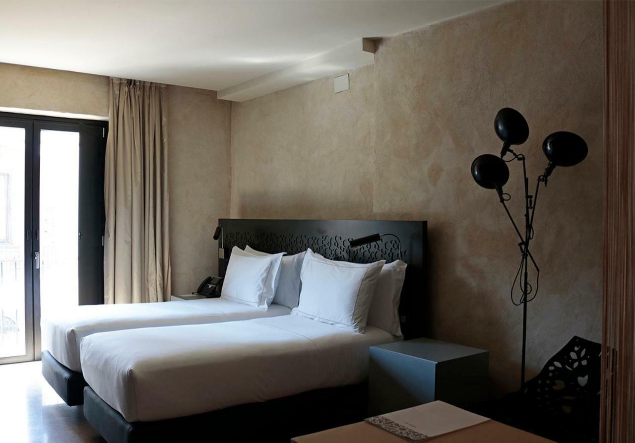 Eme カテドラル ホテル セビリア エクステリア 写真 A room at the hotel