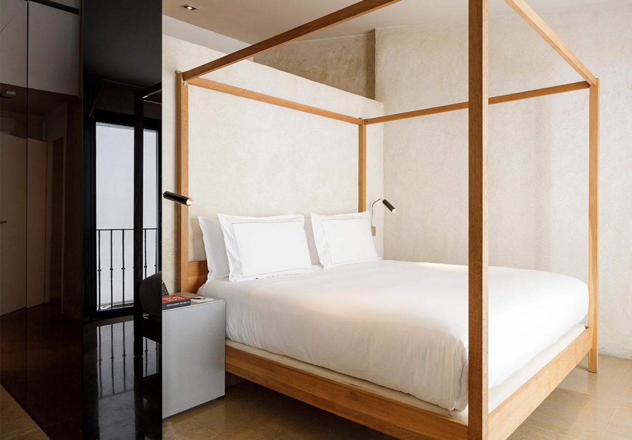 Eme カテドラル ホテル セビリア エクステリア 写真 A four-poster bed