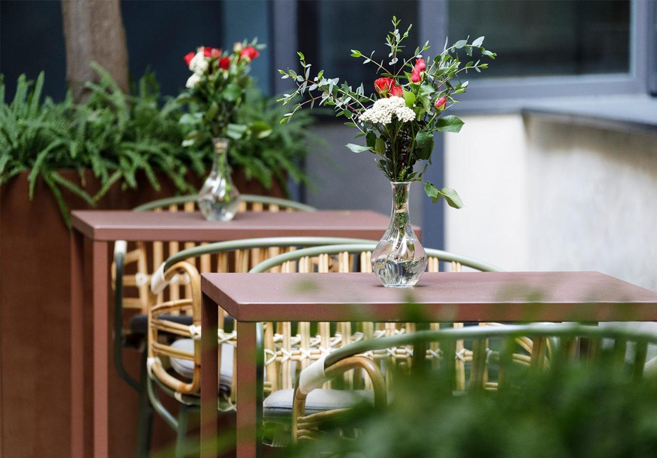 Eme カテドラル ホテル セビリア エクステリア 写真 The courtyard of the hotel