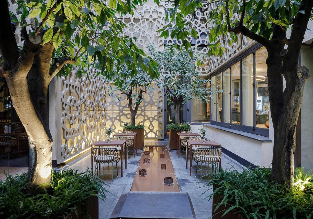 Eme カテドラル ホテル セビリア エクステリア 写真 The courtyard at the hotel
