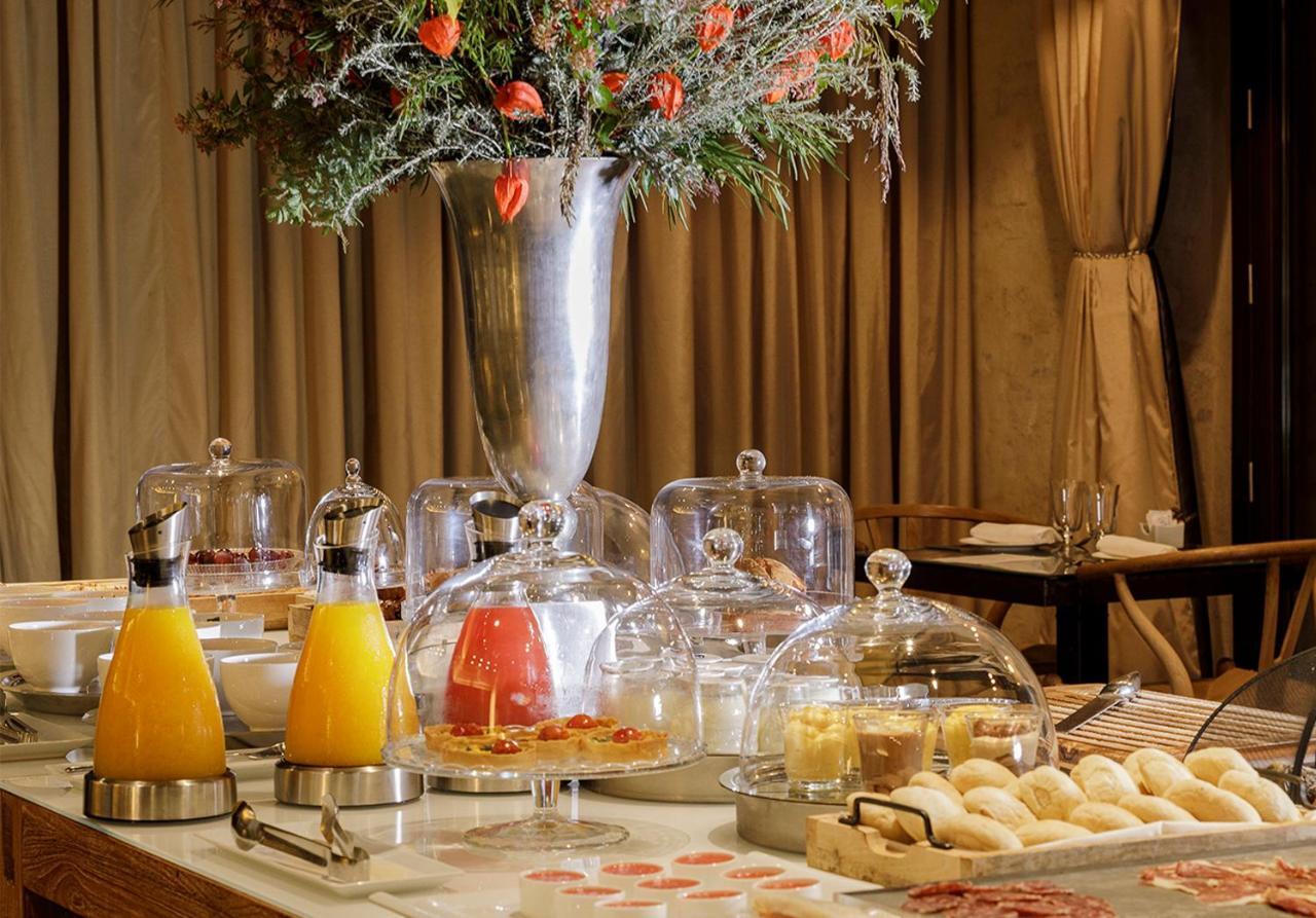 Eme カテドラル ホテル セビリア エクステリア 写真 A breakfast buffet