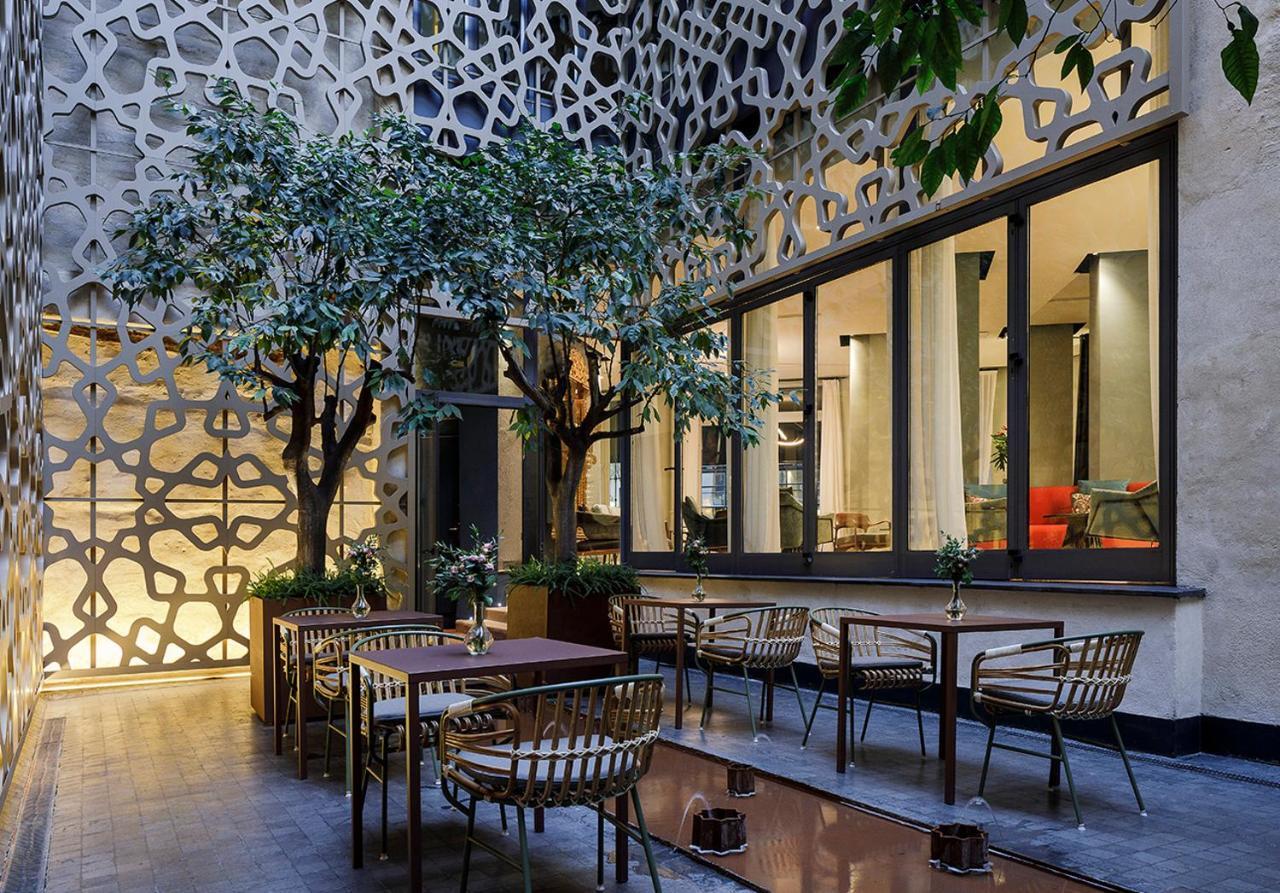 Eme カテドラル ホテル セビリア エクステリア 写真 The courtyard of the hotel